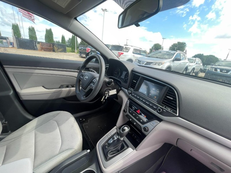 Hyundai Elantra Vehicle Image 05