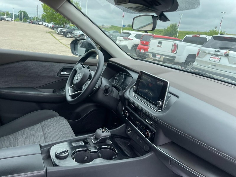 Nissan Rogue Vehicle Image 02