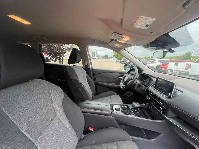 Nissan Rogue Vehicle Image 03