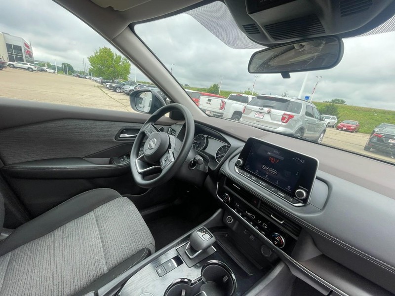 Nissan Rogue Vehicle Image 05