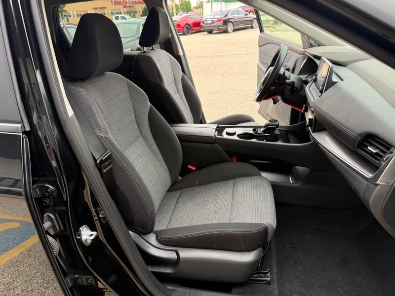 Nissan Rogue Vehicle Image 16