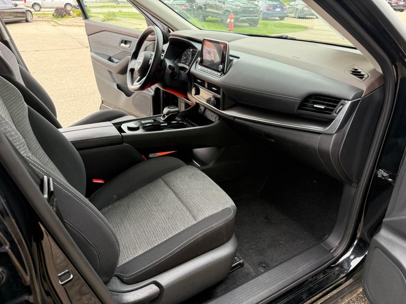 Nissan Rogue Vehicle Image 17