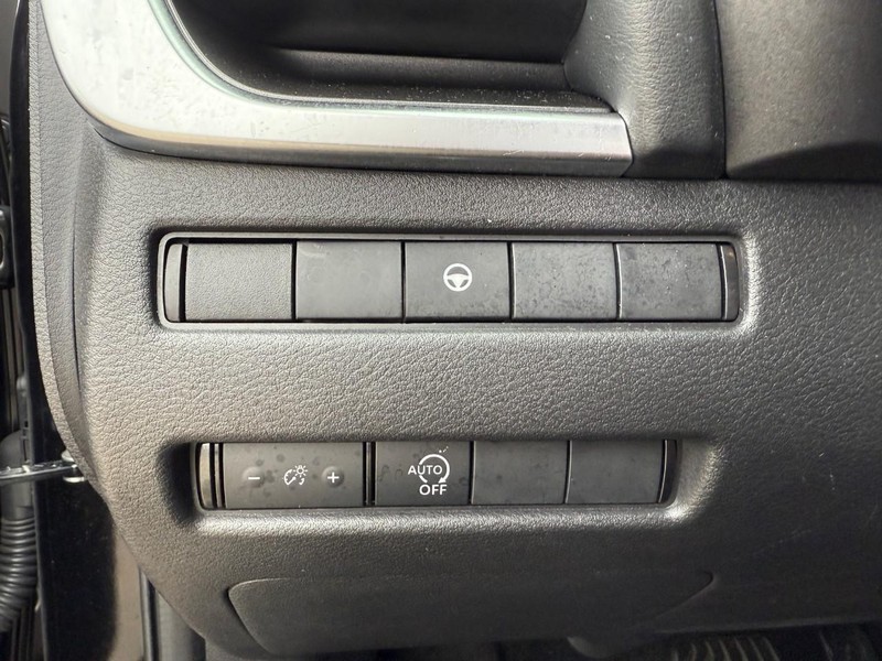 Nissan Rogue Vehicle Image 18