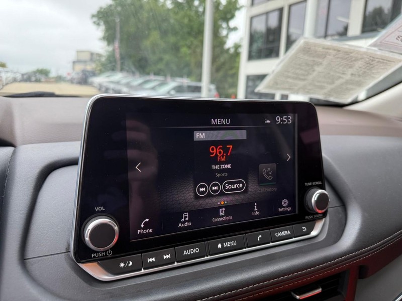 Nissan Rogue Vehicle Image 24