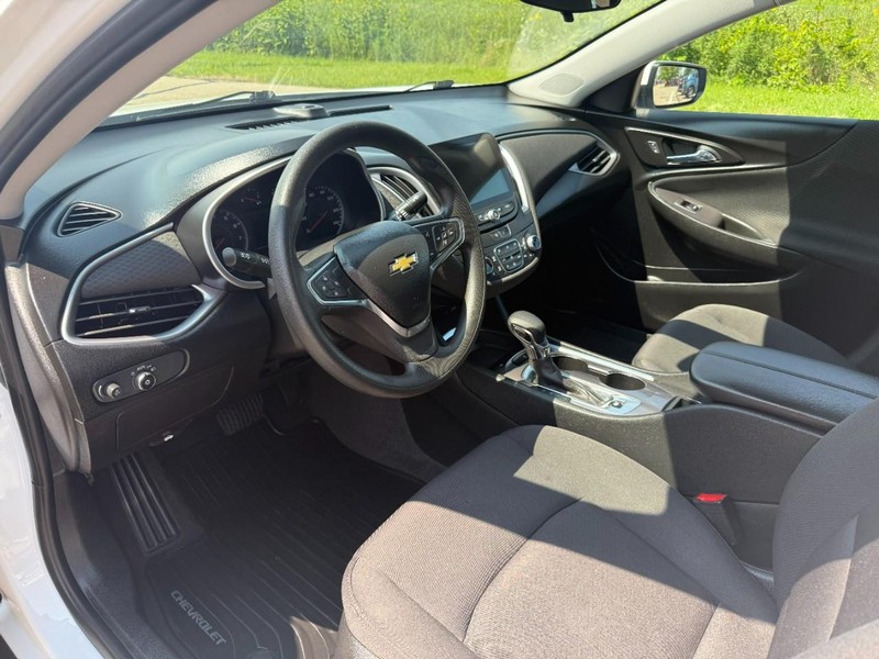 Chevrolet Malibu Vehicle Image 10