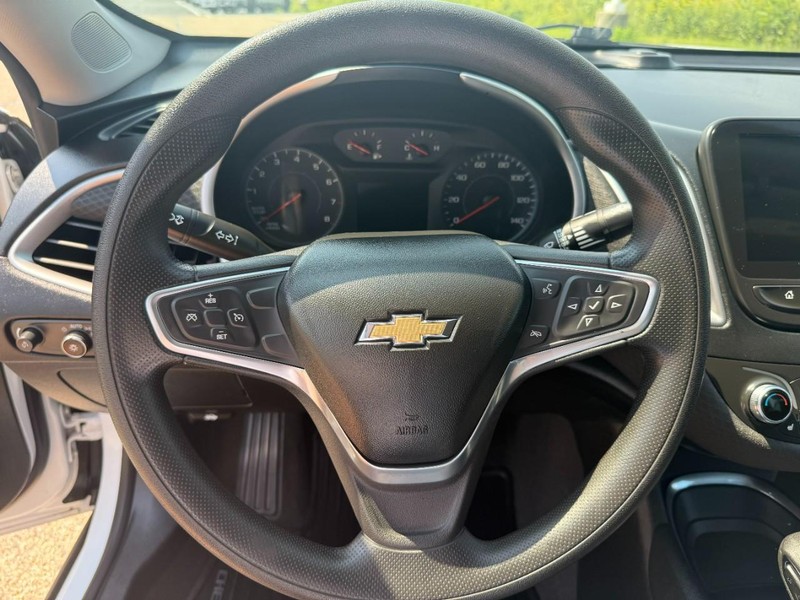 Chevrolet Malibu Vehicle Image 12