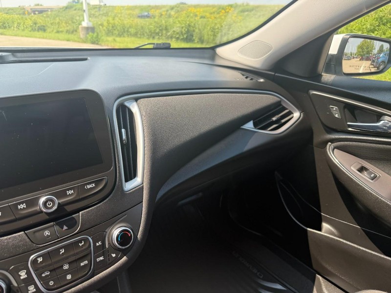 Chevrolet Malibu Vehicle Image 21