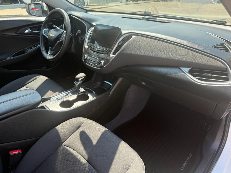 Chevrolet Malibu Vehicle Image 23
