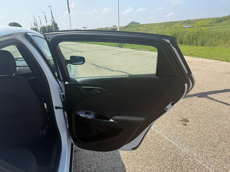 Chevrolet Malibu Vehicle Image 25