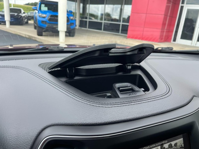 Jeep Cherokee Vehicle Image 37