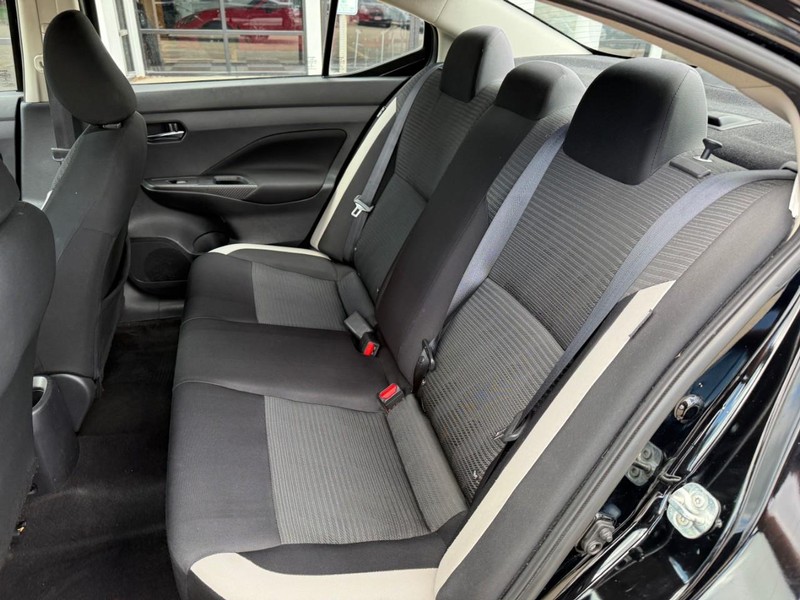 Nissan Versa Vehicle Image 11
