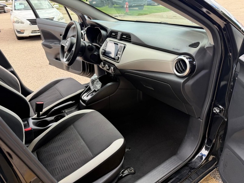 Nissan Versa Vehicle Image 16