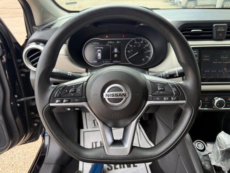 Nissan Versa Vehicle Image 17