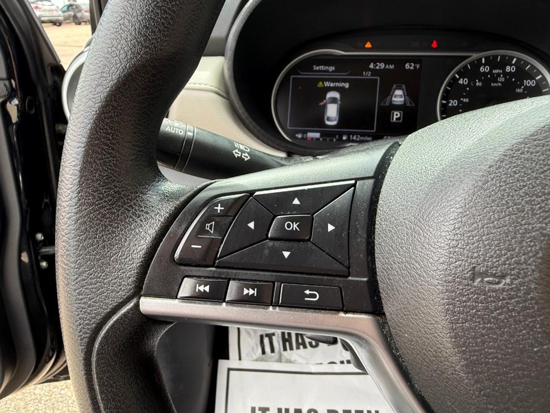 Nissan Versa Vehicle Image 18