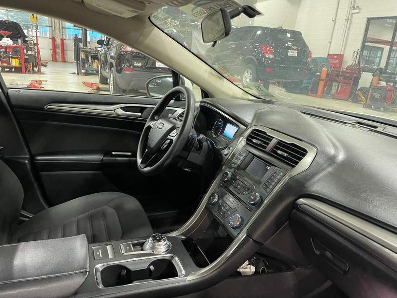 Ford Fusion Vehicle Image 02