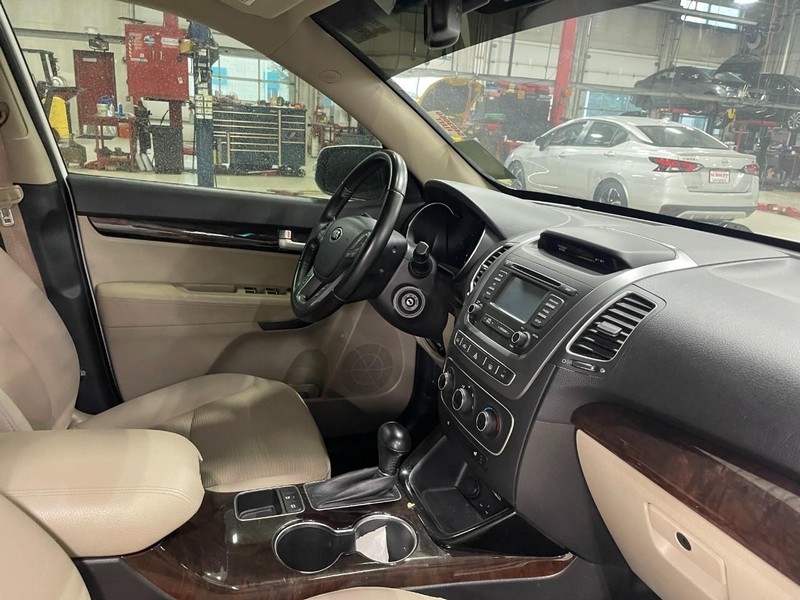 Kia Sorento Vehicle Image 02