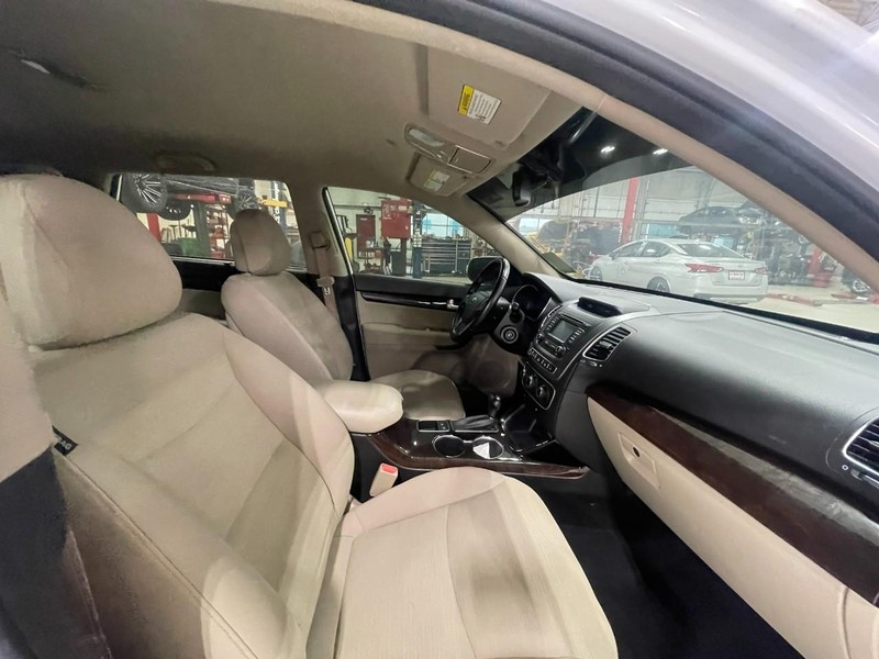 Kia Sorento Vehicle Image 03