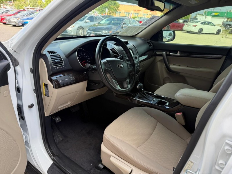 Kia Sorento Vehicle Image 10