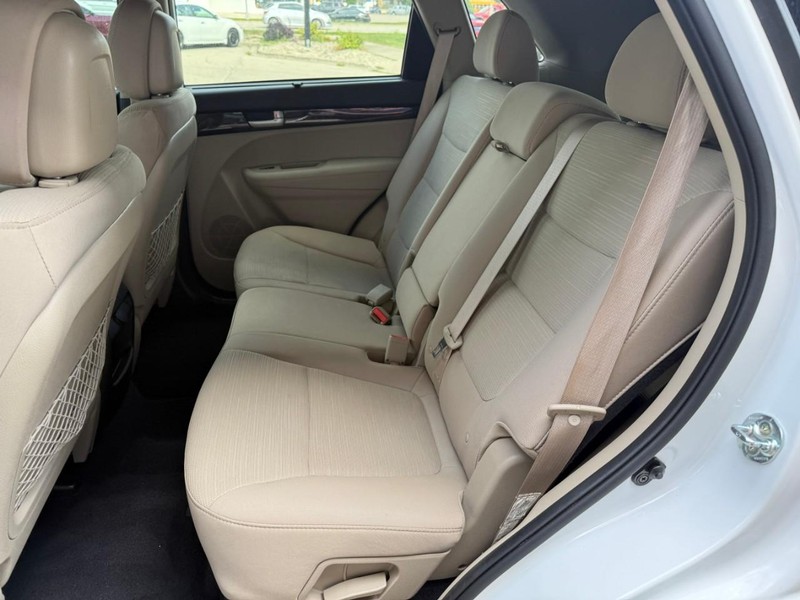 Kia Sorento Vehicle Image 11