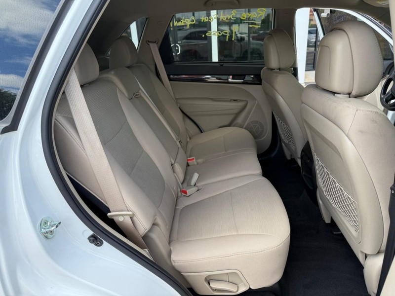 Kia Sorento Vehicle Image 14