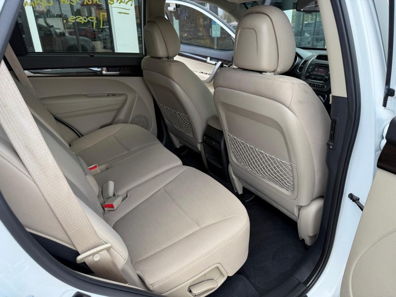 Kia Sorento Vehicle Image 15