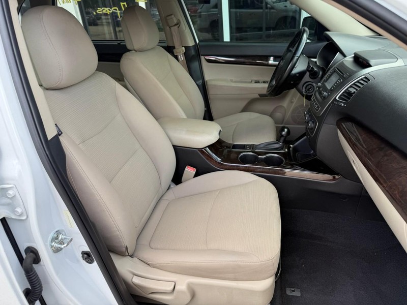 Kia Sorento Vehicle Image 17