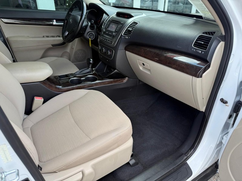 Kia Sorento Vehicle Image 18