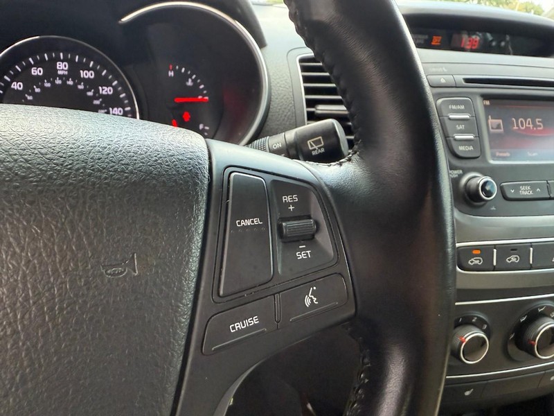 Kia Sorento Vehicle Image 24