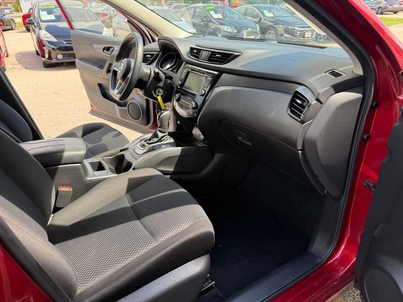 Nissan Rogue Sport Vehicle Image 17