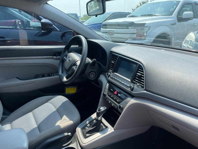 Hyundai Elantra Vehicle Image 02