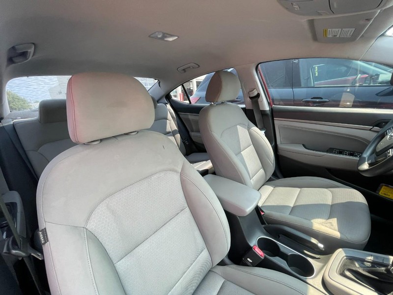 Hyundai Elantra Vehicle Image 04