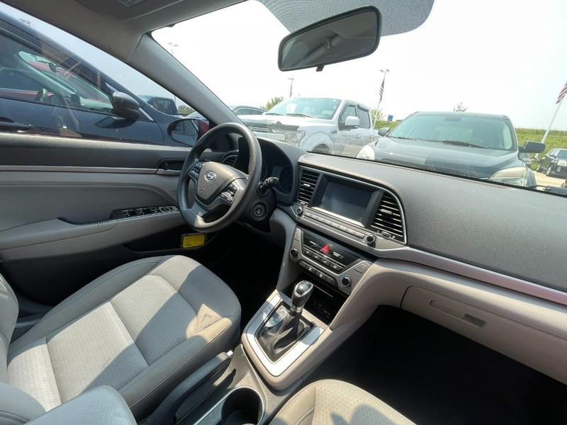 Hyundai Elantra Vehicle Image 05