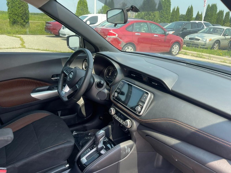 Nissan Kicks Vehicle Image 02