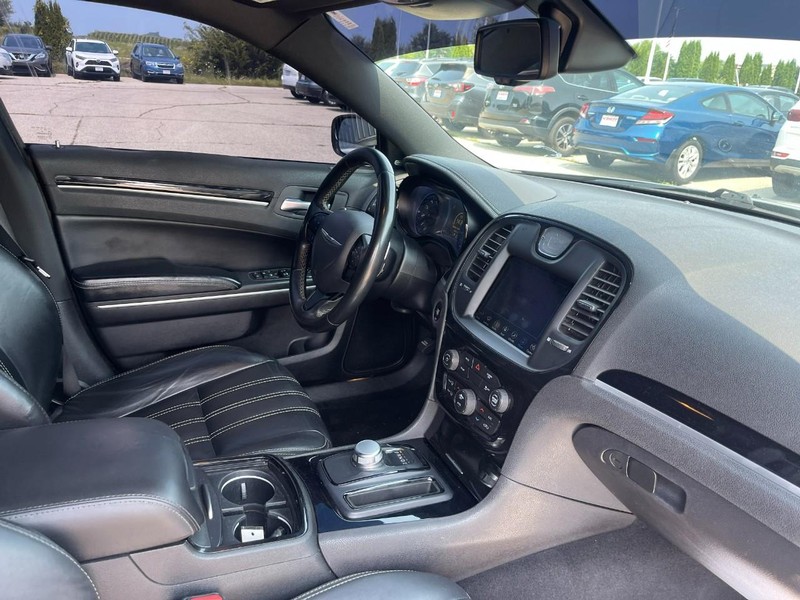 Chrysler 300 Vehicle Image 02