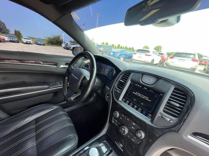 Chrysler 300 Vehicle Image 05