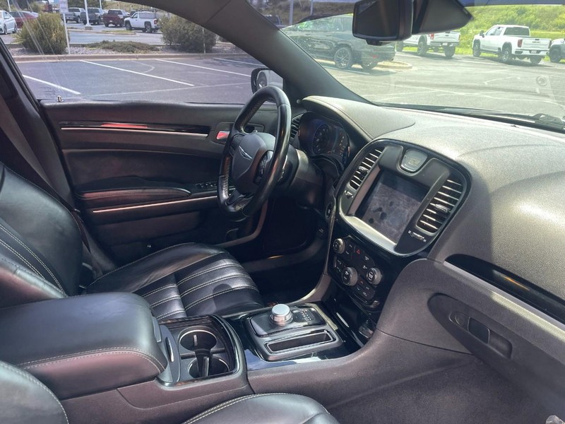 Chrysler 300 Vehicle Image 09