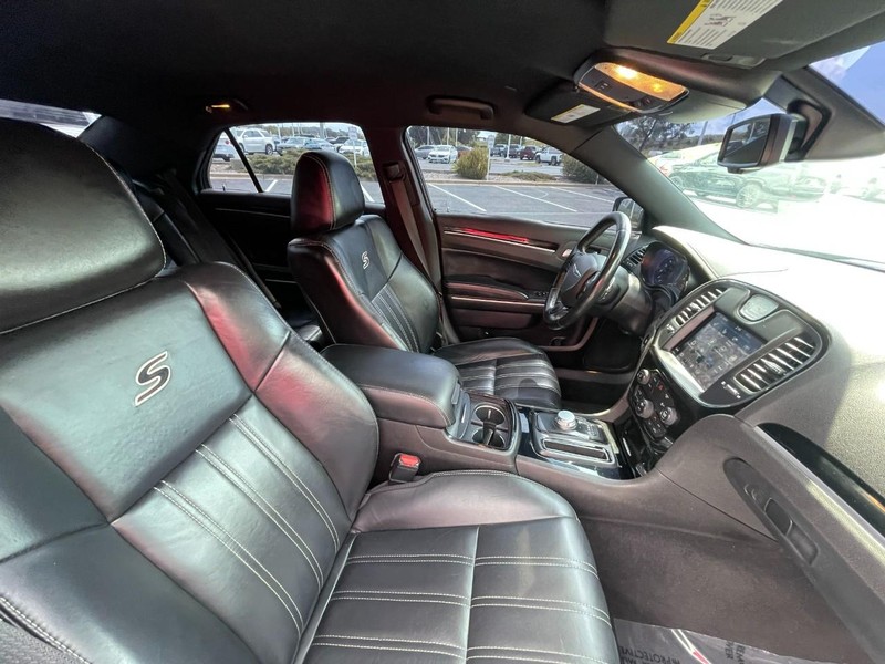 Chrysler 300 Vehicle Image 10