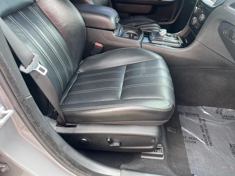 Chrysler 300 Vehicle Image 11
