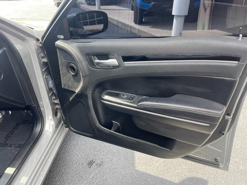 Chrysler 300 Vehicle Image 12