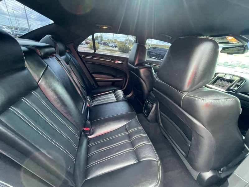 Chrysler 300 Vehicle Image 13