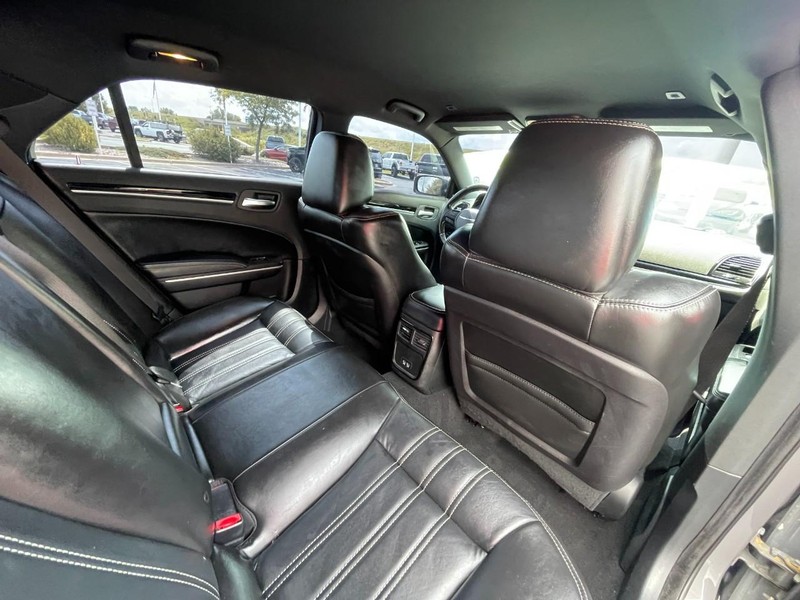 Chrysler 300 Vehicle Image 14