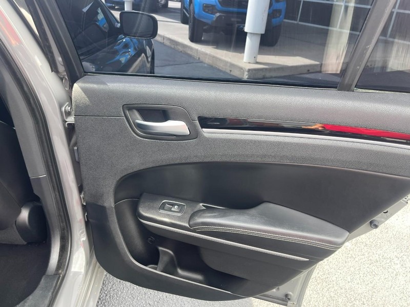 Chrysler 300 Vehicle Image 15
