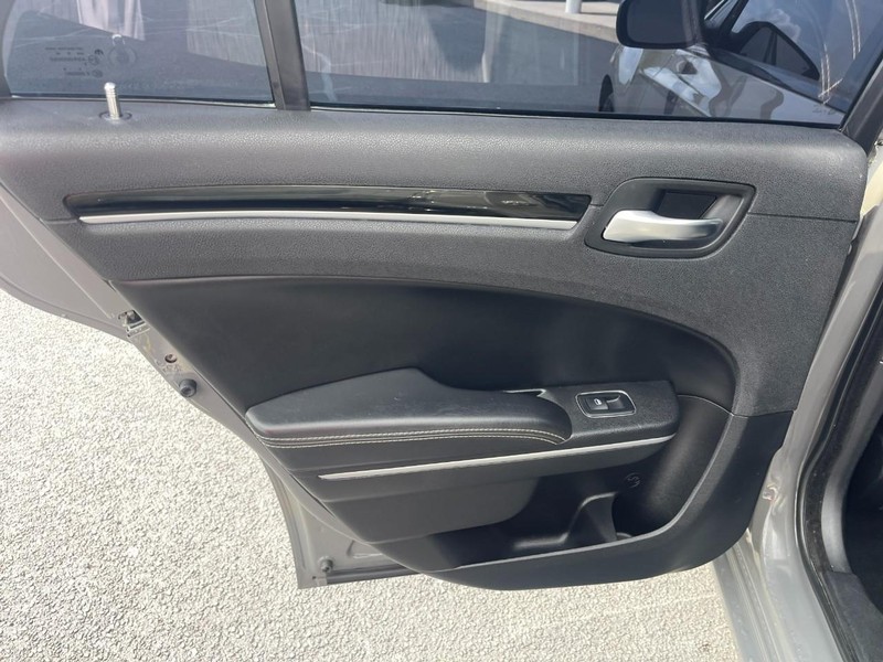 Chrysler 300 Vehicle Image 18