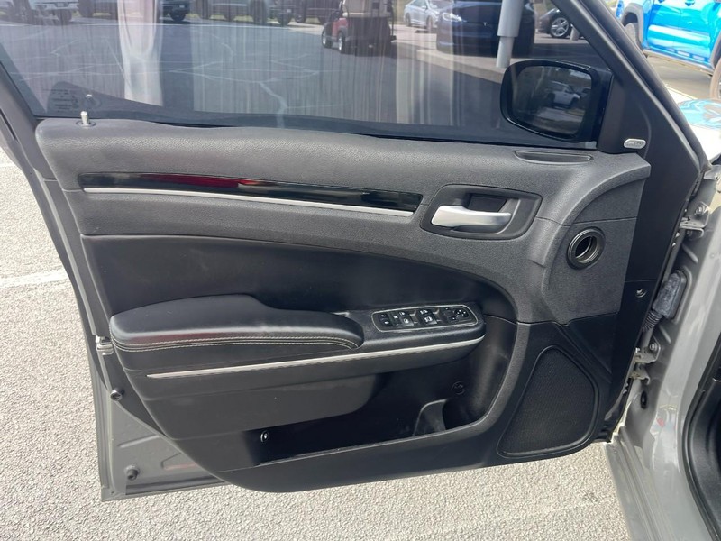 Chrysler 300 Vehicle Image 21