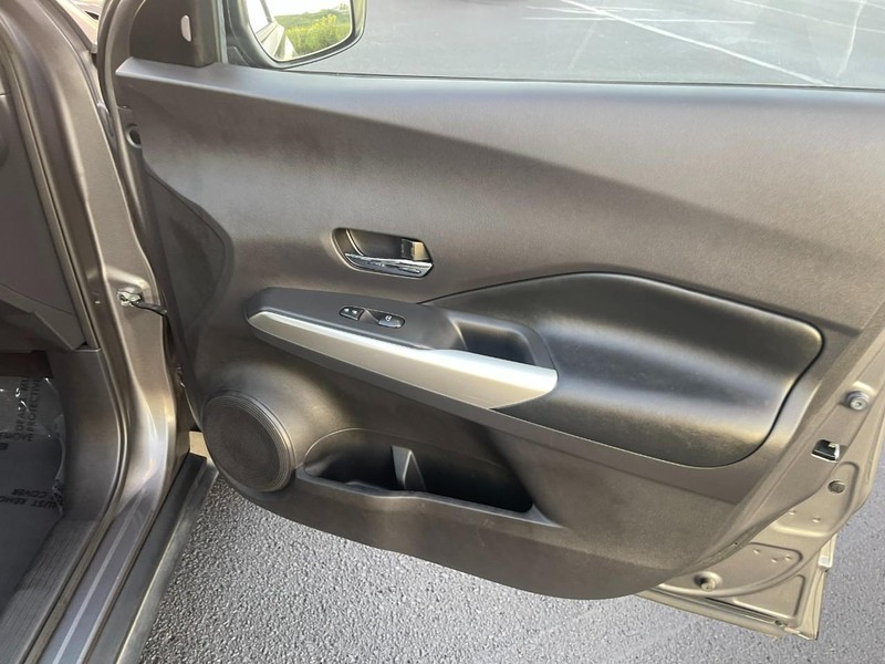 Nissan Kicks Vehicle Image 08