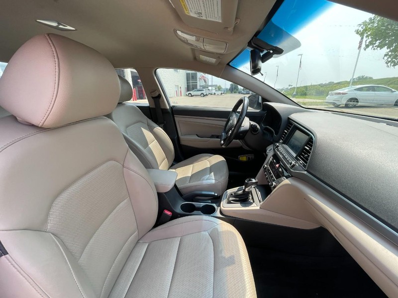 Hyundai Elantra Vehicle Image 03