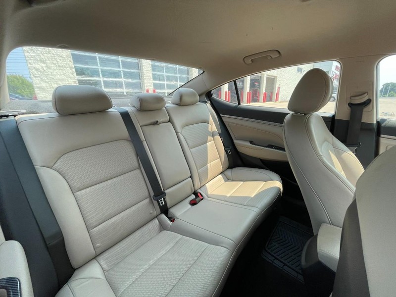 Hyundai Elantra Vehicle Image 04