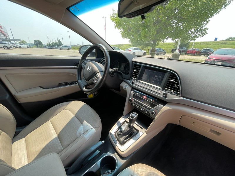 Hyundai Elantra Vehicle Image 05