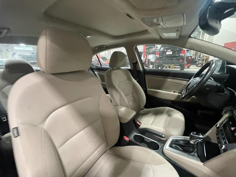 Hyundai Elantra Vehicle Image 04