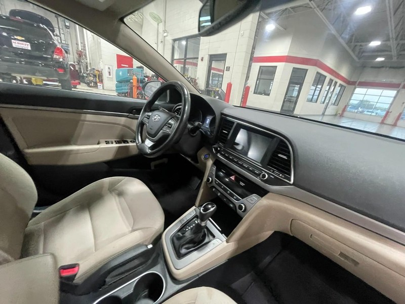 Hyundai Elantra Vehicle Image 05